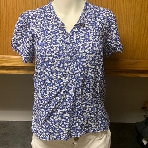Ladies short sleeve shirt. Cupped half sleeves overlapping.